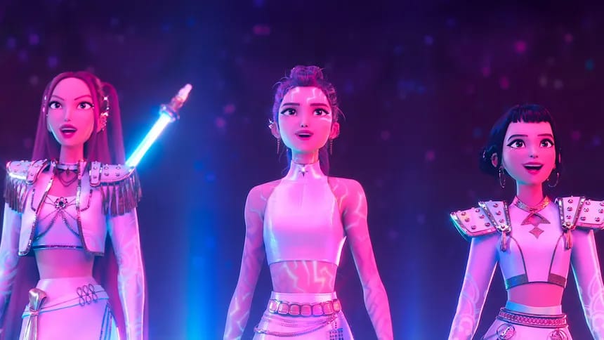 Três protagonistas de KPop Demon Hunters em figurinos de palco, iluminadas por luzes rosas, roxas e azuis.